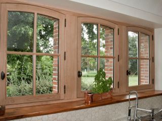 Fenêtres et portes en bois personnalisées.