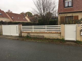 Portail blanc motorisé, clôture et portillon.