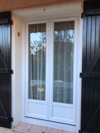 Installation de porte d'entrée et fenêtres PVC performantes