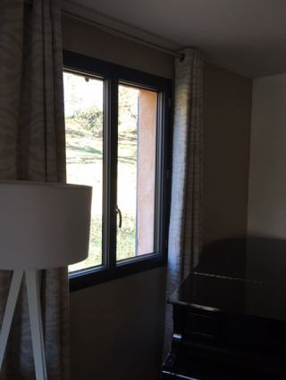 Fenêtres en aluminium anthracite pour villa provençale.