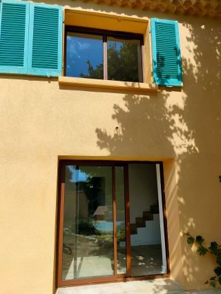 Rénovation maison provençale avec menuiseries de qualité.