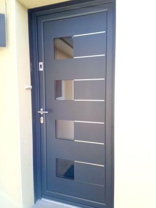 Porte aluminium Tana grise anthracite avec biométrie