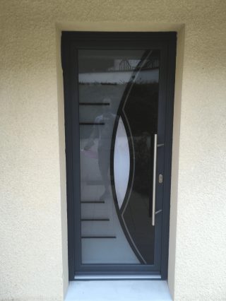 Porte d'entrée aluminium jaspe bicolore avec barre de tirage