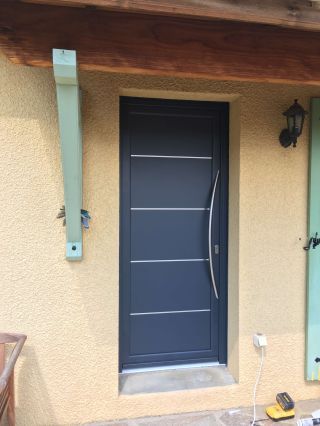 Porte d'entrée aluminium bicolore avec barre de tirage