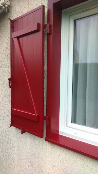Rénovation fenêtres ISO PVC avec volets rouges.
