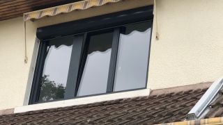 Fenêtre aluminium gris anthracite avec volet roulant