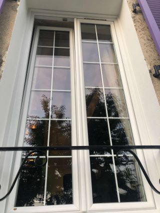 TRYBA - Fenêtres PVC blanc et volets battants lilas bleu