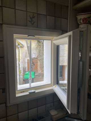 Fenêtre PVC T84 esthétique et fonctionnelle.