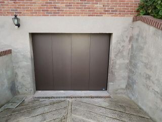 Portes de garage sectionnelles latérales motorisées