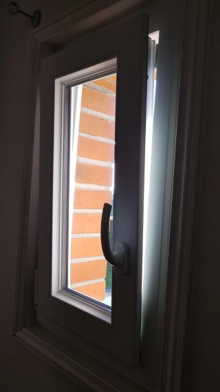Fenêtres PVC T70 blanches avec oscillobattants.