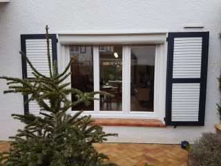 Fenêtre PVC blanc à trois vantaux.