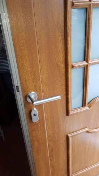 Porte d'entrée en PVC avec effet chêne doré
