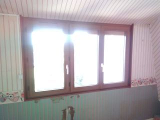 Fenêtre PVC T84 triple vitrage chêne doré.