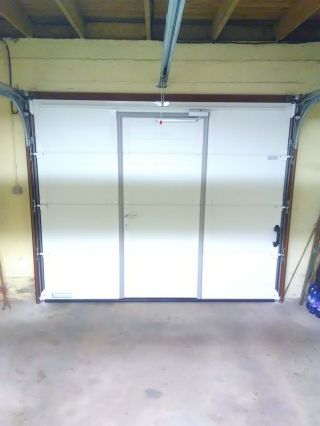 Porte de garage sectionnelle avec portillon.