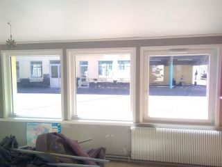 Fenêtres PVC T70 blanc dans une école