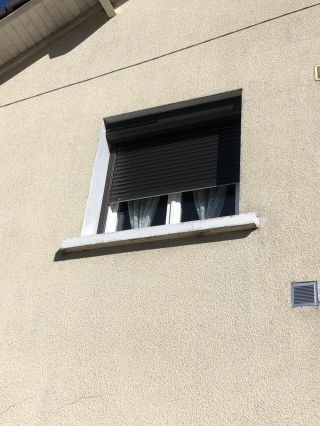 Fenêtres PVC blanc, volets roulants solaires bruns
