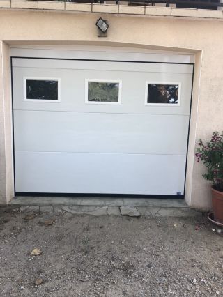 Porte de garage sectionnelle motorisée avec hublots