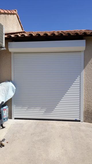Porte de garage et volets solaires.
