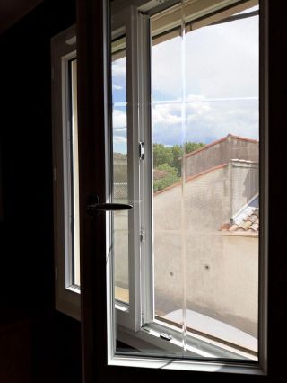 TRYBA Mauguio : fenêtres PVC T70 avec croisillons gravés