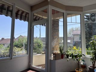 Porte fenêtre aluminium avec croisillons et serrure.