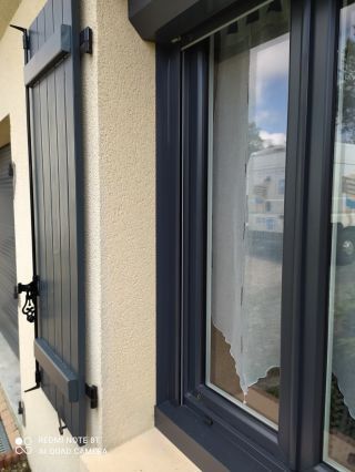 Fenêtres et volets PVC anthracite de qualité.