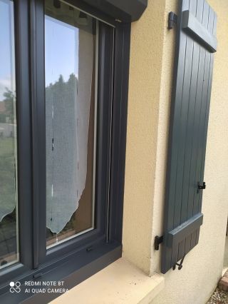 Fenêtres et volets PVC anthracite de qualité.