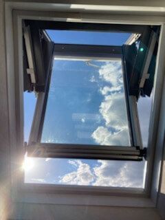 Fenêtre de toit Tryba avec volet roulant Solaire