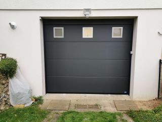 Porte de garage sectionnelle gris anthracite.