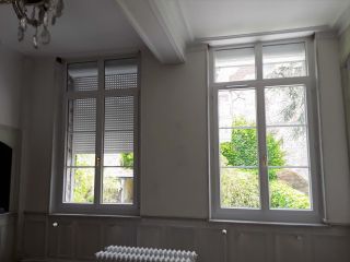 Installation de fenêtres PVC T70 avec petits bois incorporés et volets roulants motorisés à Cambrai