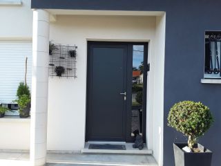 Porte d'entrée en aluminium noire contemporaine.