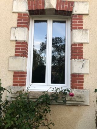 Fenêtres PVC blanches cintrées de qualité.
