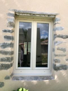 Fenêtre PVC T70 Beige pour maison ancienne.