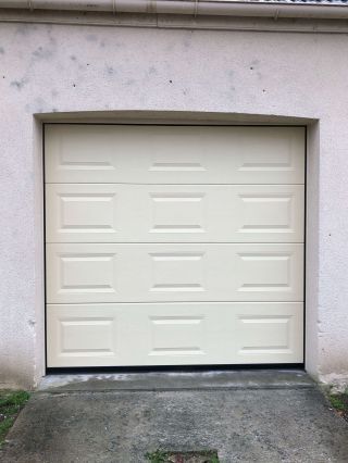 Porte de garage sectionnelle beige TRYBA