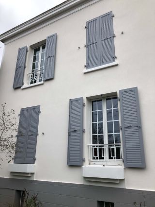 TRYBA Chelles : fenêtres blanches et volets gris agathe.