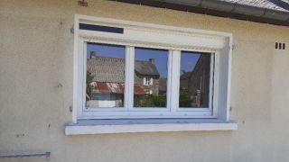 Fenêtre PVC blanche avec volet roulant solaire