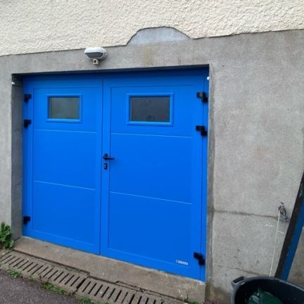 Porte de garage bleue à Châteaubriant.