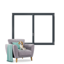 Une fenêtre à côté d'un canapé sur lequel est assis un chien