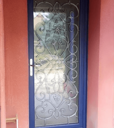 Pose de persiennes en aluminium et porte d'entrée réalisées par TRYBA Mainvilliers