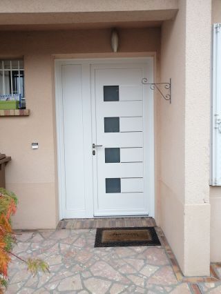 Porte d'entrée alu TANA : robustesse, isolation, design.