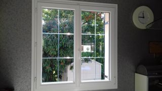 Installation de fenêtre PVC avec croisillons gravés
