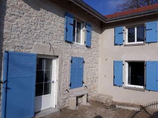 Rénovation complète d'une belle bâtisse en pierre à PORCIEU AMBLAGNIEU avec ALU blanc et bleu pastel.