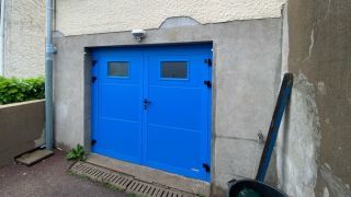 Porte de garage bleue à Châteaubriant.