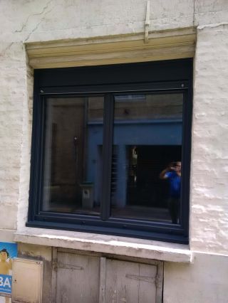 Fenêtre PVC T84 gris anthracite perlé, triple vitrage.
