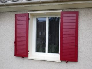 Installation de fenêtres et volets alu blanc et rouge