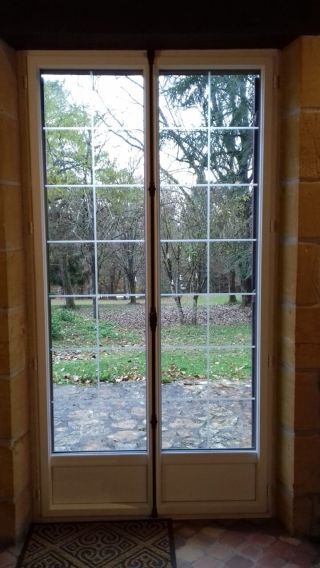 Porte Fenêtre ALU avec crémone et vitrage gravé
