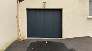 Porte de garage anthracite à Chateaubriant.