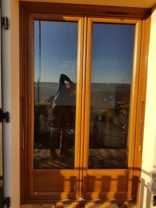 TRYBA Rochetoirin : installation de fenêtres PVC chêne doré et volet roulant solaire.