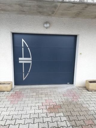 Porte d'entrée alu et porte de garage sectionnelle modernes