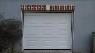 Porte de garage motorisée haut de gamme.